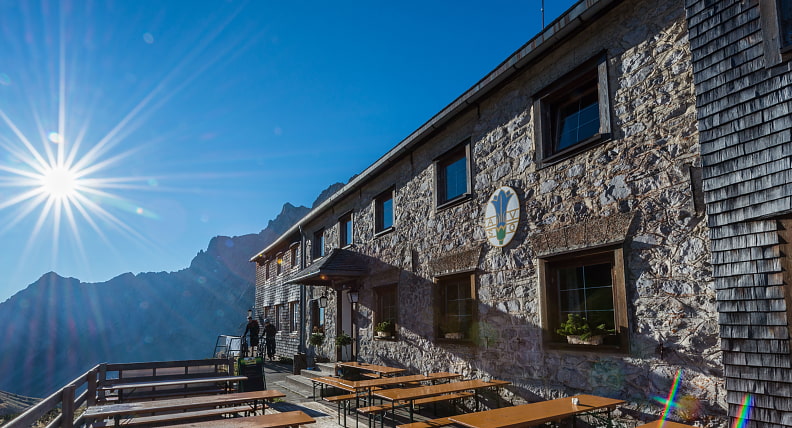 Lamsenjochhütte Ansicht Terasse in der Sonne 