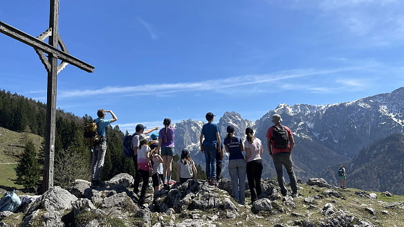 Familiengruppe blickt in Wilder Kaiser