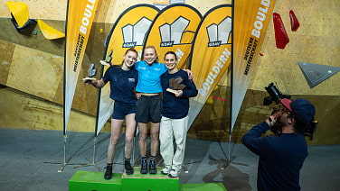 Mit 16 Jahren bei den Erwachsenen auf dem Podest: Paula Mayer-Vorfelder (l.) gewinnt Silber noch vor Afra Hönig (r.), Gold geht an Lucia Dörffel (M.)
