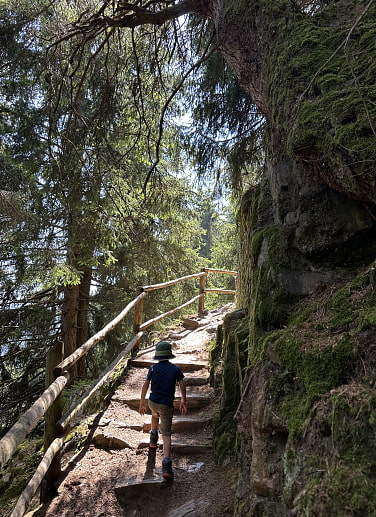 Kind auf Tour in den Bergen