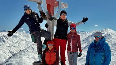 Fünf HTGler*innen haben über Ostern Sonne, Schnee und gutes Essen genossen – und dabei einige Gipfel im Rojental am Reschensee abgesahnt, wie hier am Inneren Nockenkopf (2.772 m).