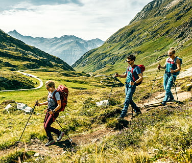 Wandernde auf dem Weg zur Johannisütte 