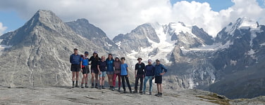 Wandergruppe am Berg 