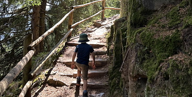 Kind auf Tour in den Bergen