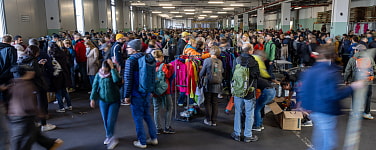 Menschenmenge auf dem alpinflohmarkt in der Blumengroßmarkthalle