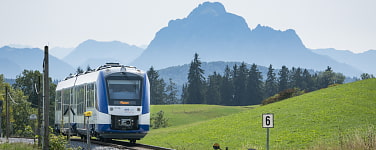 Zug auf Schiene Richtung bayerische Berge
