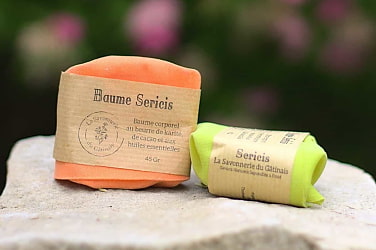 blaue Kappe mit Schriftzug links und Edelweiß rechts, beides in weiß