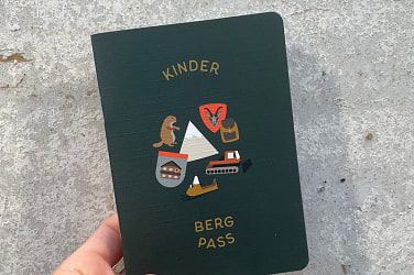 weißer Hüttenschlafsack mit grünem Edelweiß & Logo 