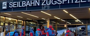 Rettungskräfte der Bergwacht stehen von der Talstation der Seilbahn Zugspitze