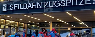 Gruppe von Bergwachtlern steht vor der Talstation der Seilbahn Zugspitzbahn