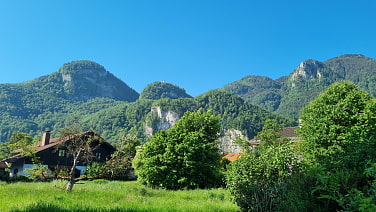 Blick vom Bahnhof Flintsbach auf Madron - St. Margareten und Maiwand
