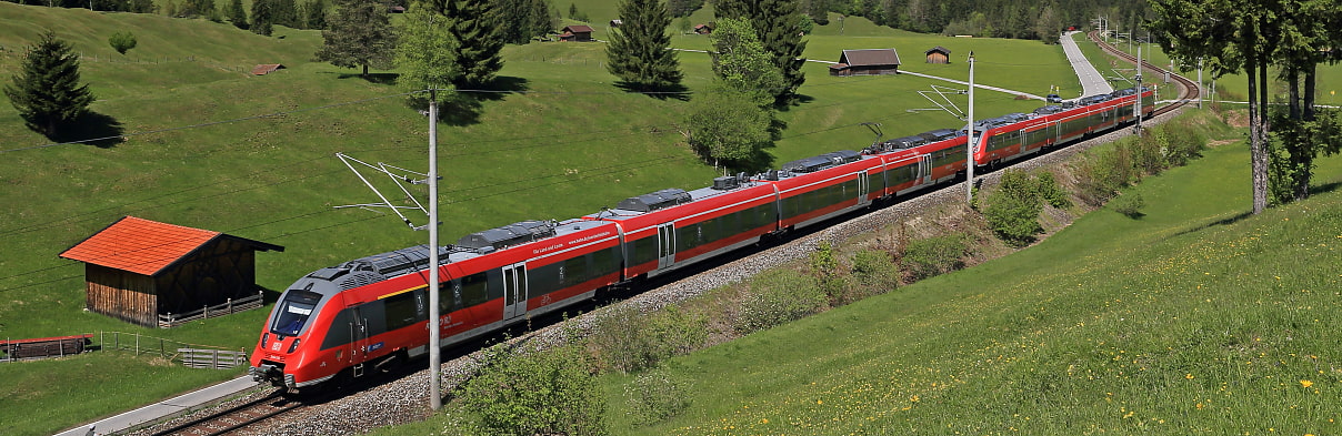 Eine Bahnstrecke mit der Bahn in die Berge 