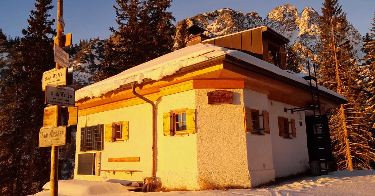 Ein Bild vom Alplhaus im Schnee