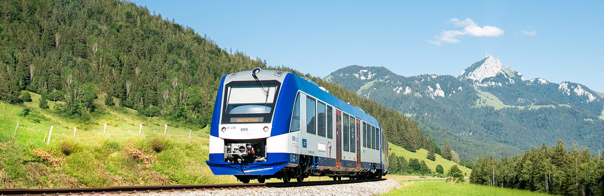 Ein Zug der Richtung Berge fährt