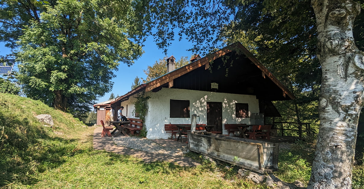 Die Gumpertsbergerhütte ist abgebildet an einem schönen sonnigen Tag