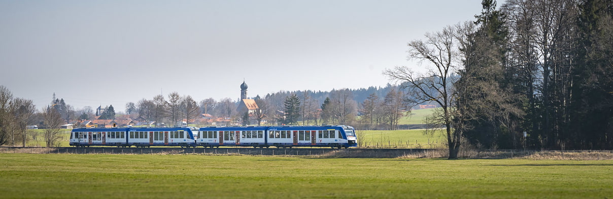 Ein Zug des BRB fährt Richtung Berge