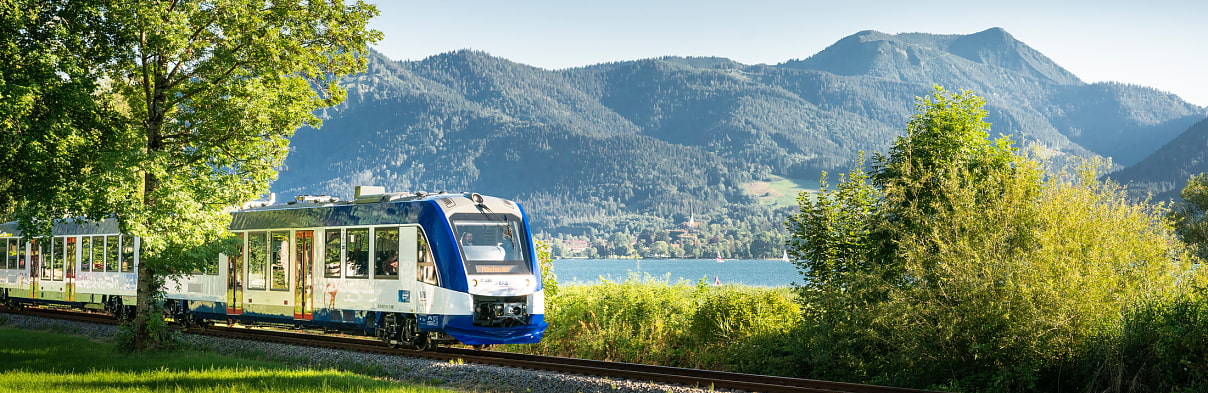 Ein Zug des BRB Richtung Berge unterwegs