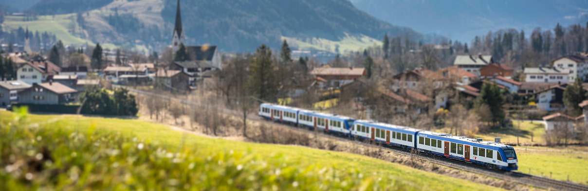 Ein Zug des BRB auf dem Weg in Richtung Berge 