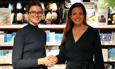 Kristina Frank begrüßt Julia Ohnesorg