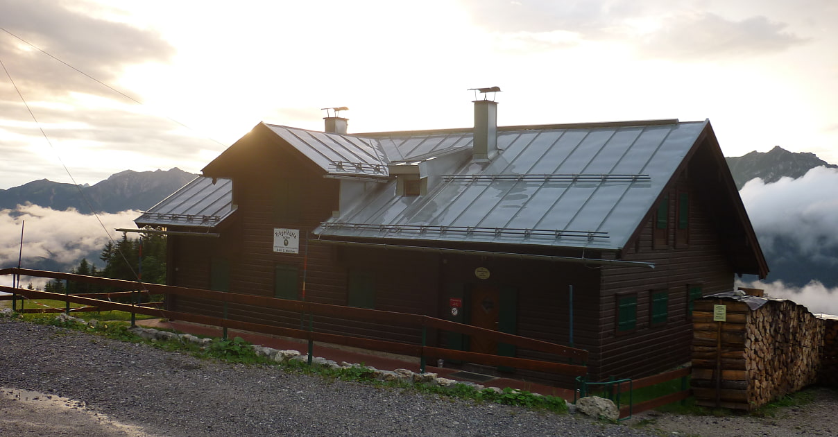 Die Trögelhütte im Sonnenuntergang
