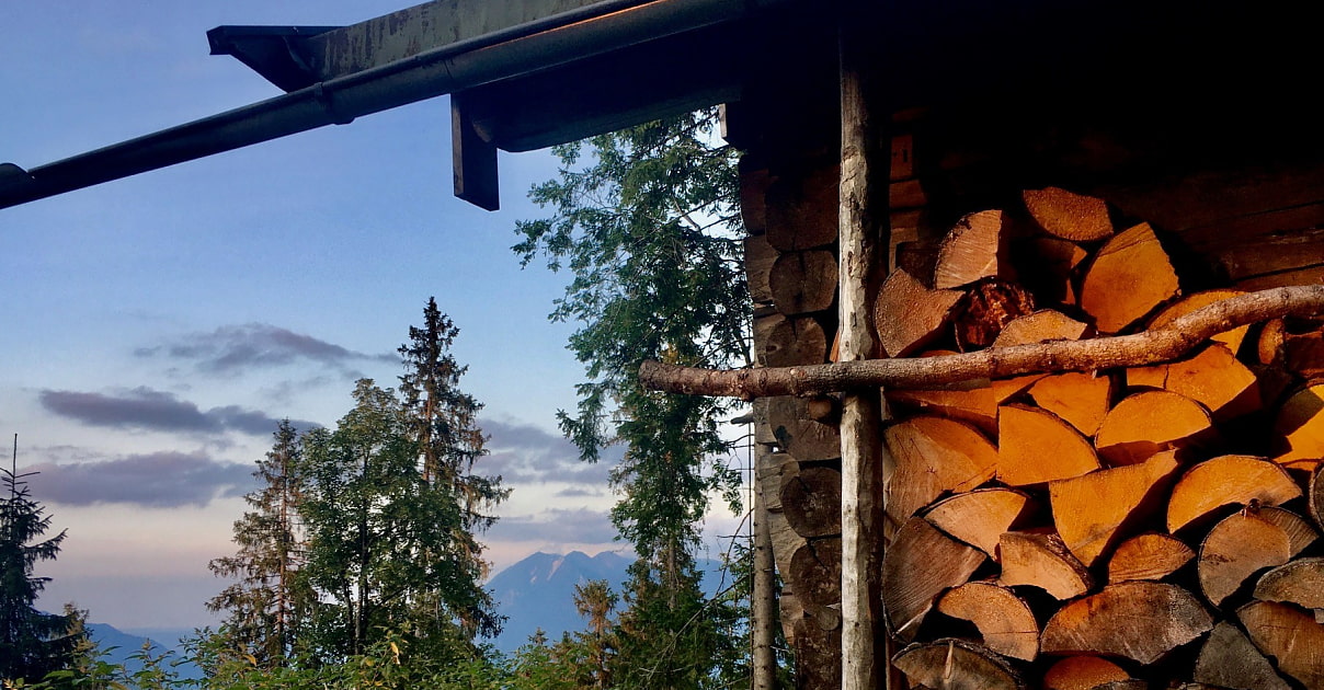Ein Bild vom Holzlager der Waxensteinhütte