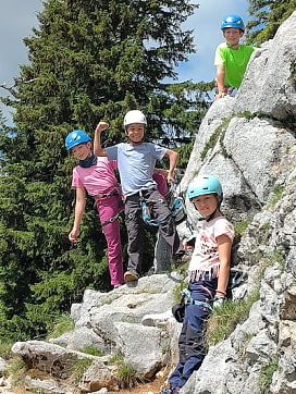 Kinder an einem Kletterfelsen