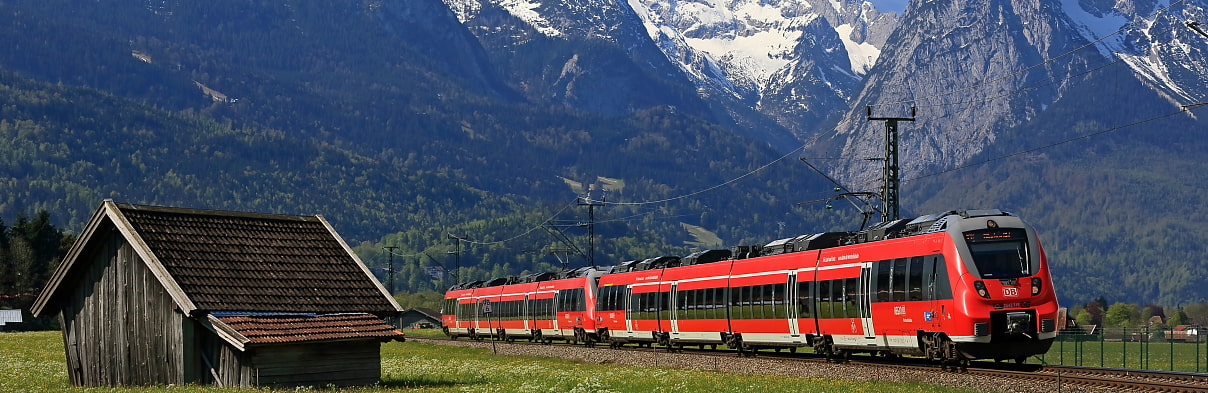 Ein Zug der DB in Richtung Berge