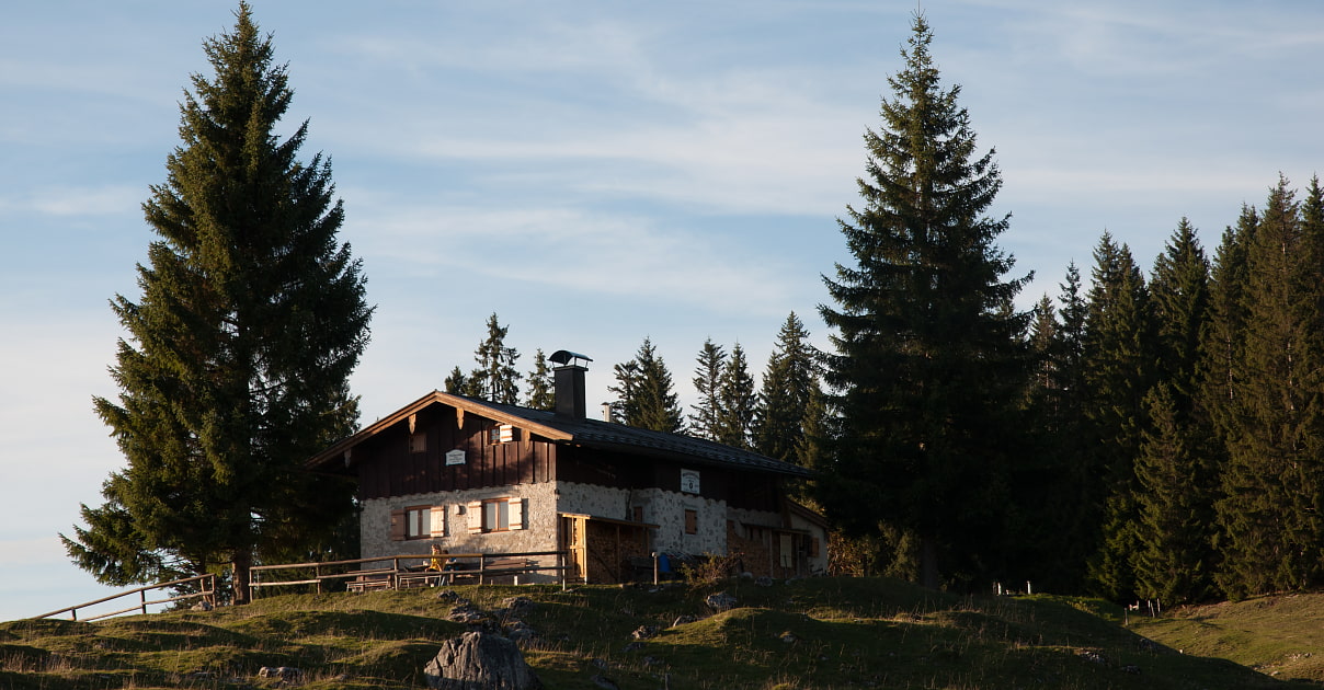 Die Winkelmooshütte im Sonnenuntergang