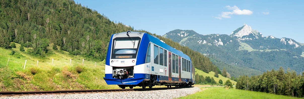 Ein Zug des BRB in Richtung Berge