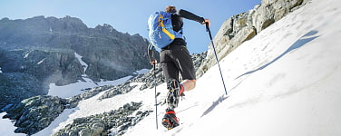 Ein Bergsteiger im Altschneefeld