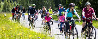 Radfahrer auf einer Straße im Graswangtal