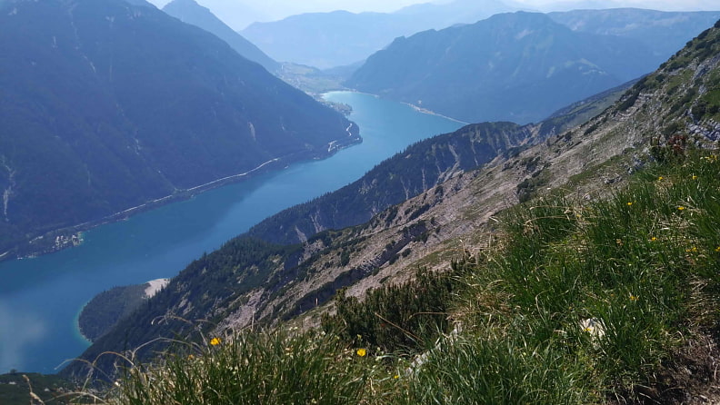 Beim Aufstieg sehen wir den Achensee.