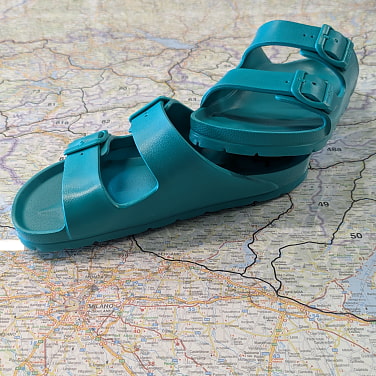 Sandalen in Türkis auf Landkarte