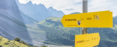 Wegweiser zur Falkenhütte im Karwendel