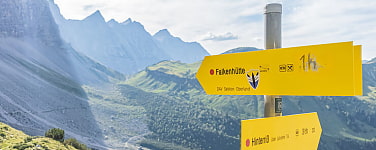 Wegweiser zur Falkenhütte. Handschriftlich wurde "1 Stunde" eingeritzt.