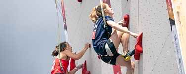 Zwei Frauen an Speedwand
