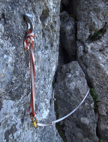 Früher hat’s die Köpfelschlinge getan, aber doppelt hält eben besser: Bohrhaken können den gesamten Charakter einer Kletterroute ändern.