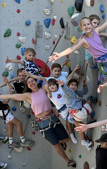 Wer sich zu sehr auf eigene Ziele konzentriert, verliert sein Gegenüber aus den Augen: Klettertrainerin Marlies Schurz plädiert für Perspektivwechsel.