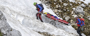 Rettungskräfte der Bergwacht stehen von der Talstation der Seilbahn Zugspitze