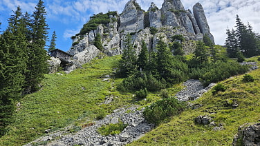 Blick zum Blankensteinmassiv mit der Bergwachthütte