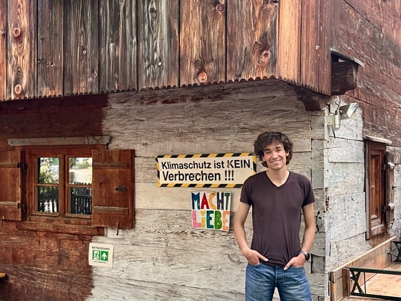 Maximilian Leser, Landesjugendleiter in Bayern, im Garten des Kriechbaumhofs