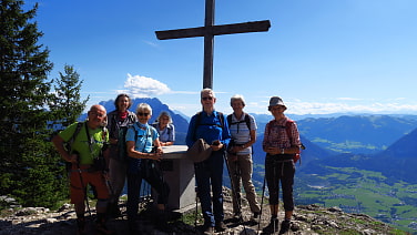 ... dann erreichten wir das neue Gipfelkreuz, das auch vom Tal aus sichtbar ist.