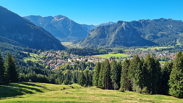 Blick auf Oberammergau und Estergebirge