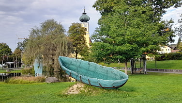 Gläsernes Boot mit Kirchturm in Frauenau