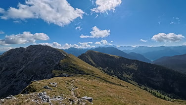 Der Weg zur Hochplatte (links) mit Blick zur Zugspitze und bis zu den Ötztalern.