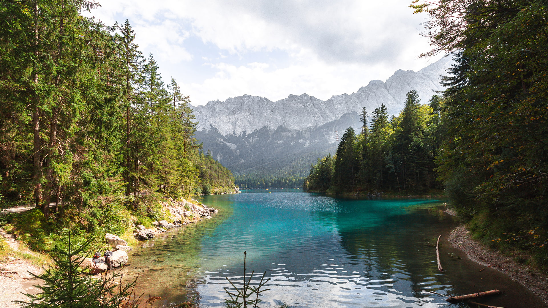 Der Eibsee mit dem Wettersteingebirge im Hintergrund