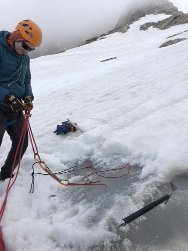 Eissanduhr fädeln während einer Fortbildungstour