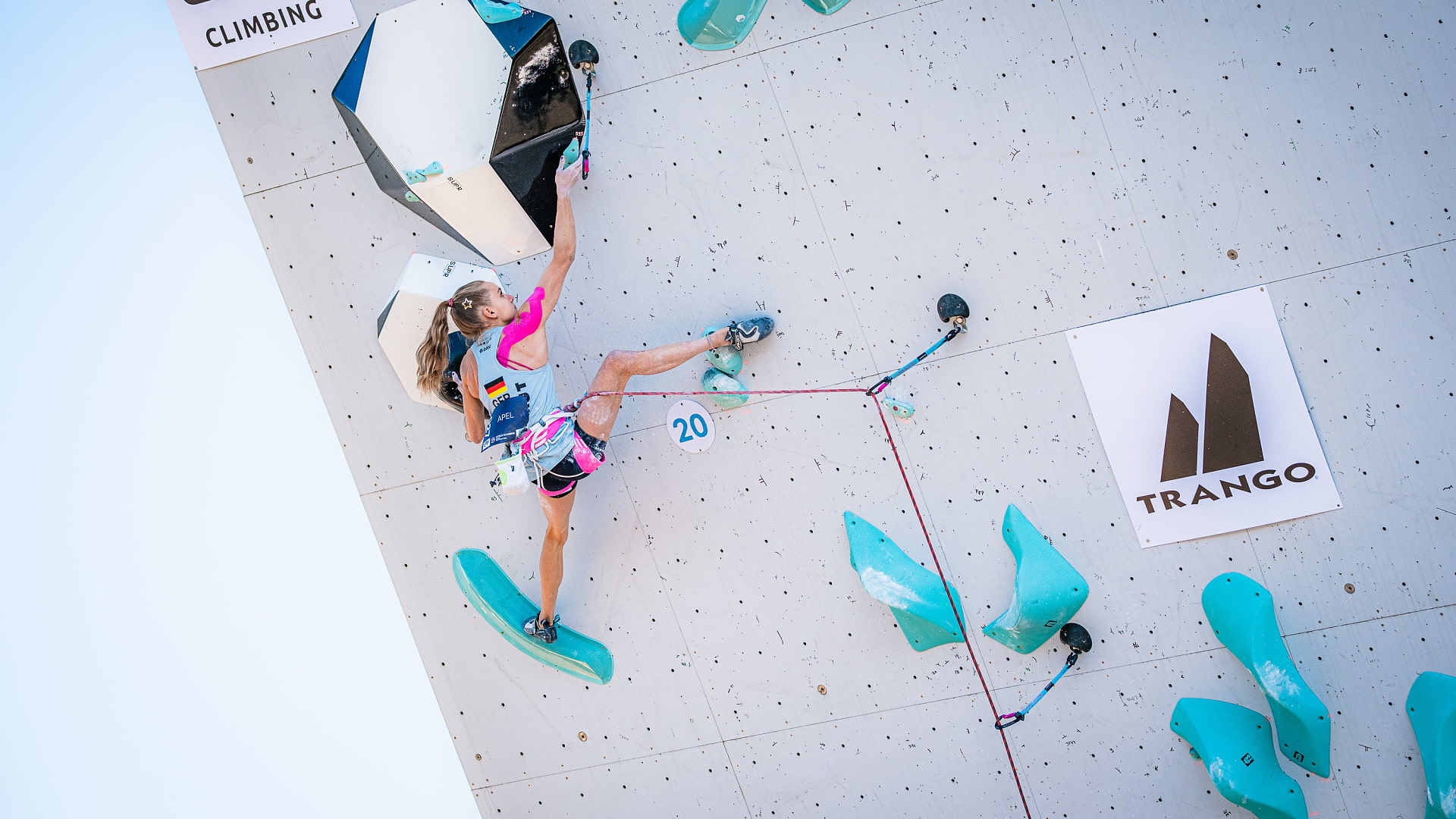 Anna Apel klettert im Lead die Wand hoch.
