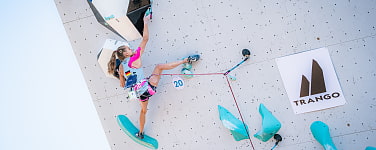 Anna Apel klettert in einer Lead-Route