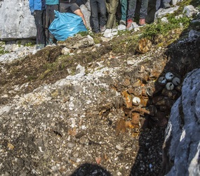 Unmengen Müll 5cm unterhalb der Oberfläche